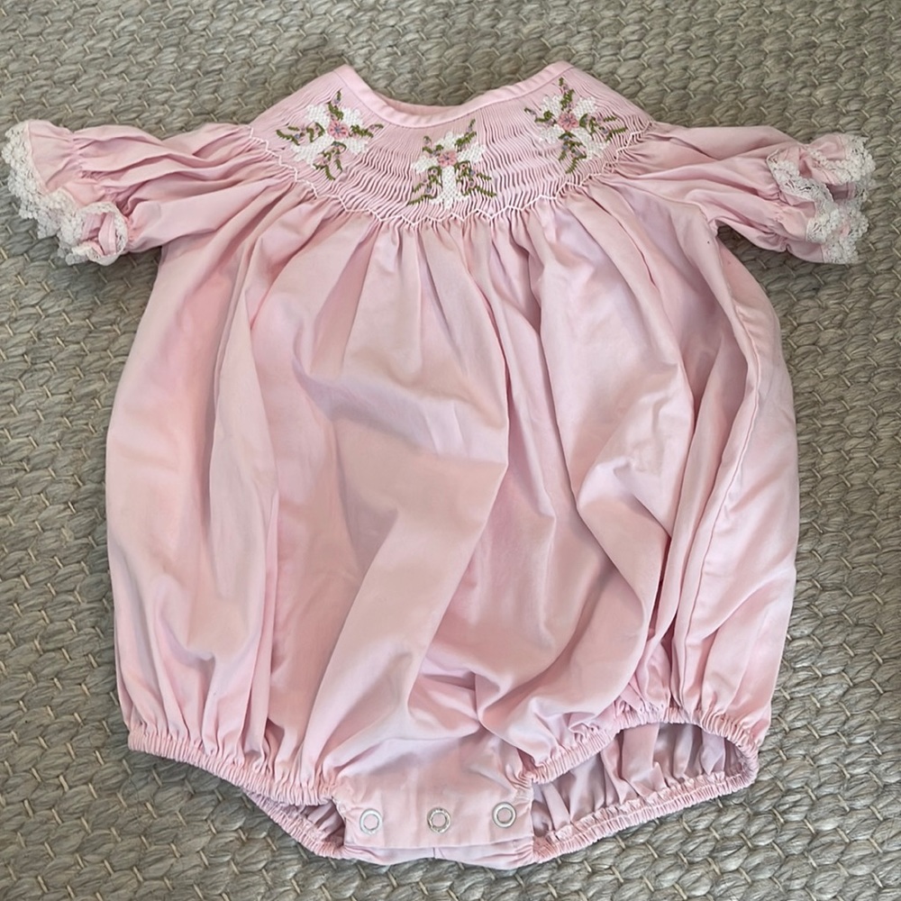 Cross smocked bubble w lace trim